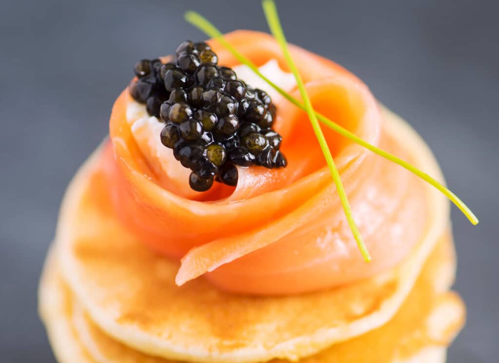 blinis-con-crema-fresca-salmon-y-caviar-recetas-de-cocina-tips-y-trucos-para-cocinar-2